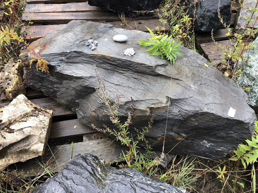 Stilgarten verbaut einzigartige Natursteinfindlinge im Graten in Berlin & Brandenburg
