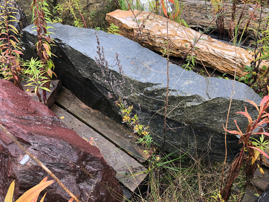 Gartengestaltung mit Natursteinfindlingen durch die Firma Stilgarten. Exklusives Bauprojekt Glienicke