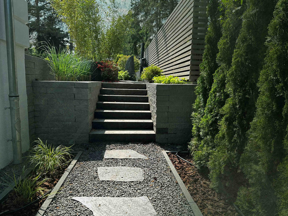 Seitlicher-Garten-web-scaled