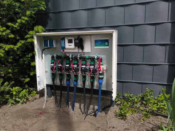 Bauort Glienicke Nordbahn die Bewässerungsverteilung im Schrank nicht in der Plastikbox