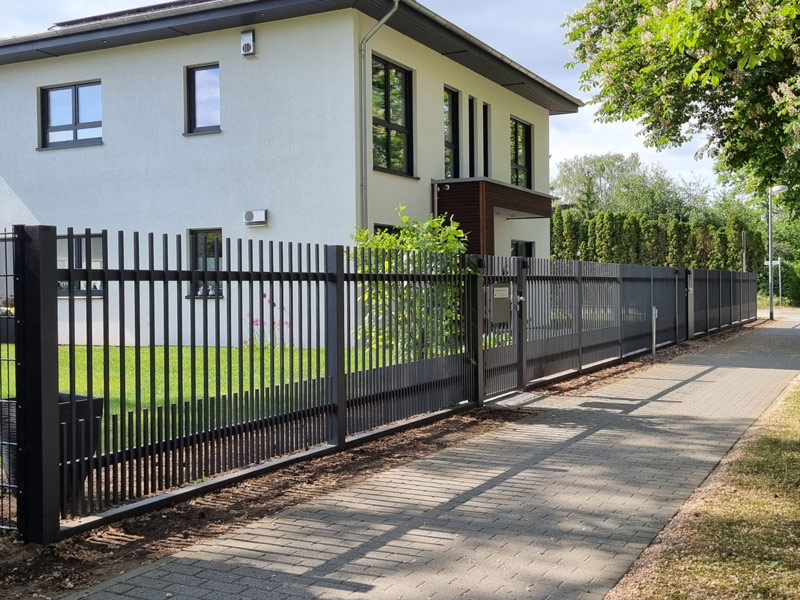 Professionelle Tor- und Zaunanlage mit Sicherheitstechnik in Berlin und Oberhavel